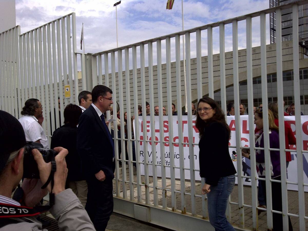 Enric Morera y Mónica Oltra, a las puertas de la extinta RTVV. Foto: COMPROMÍS