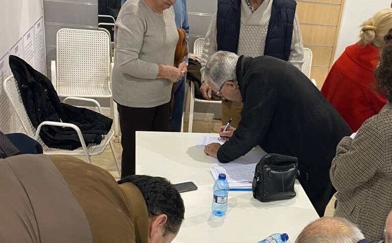 Inicio de recogida de firmas en Alzira, tras el comité, pidiendo que la dirección regional deje decidir a la local su candidato