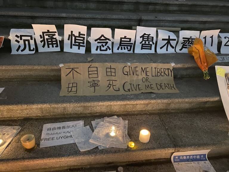 Una pancarta contra las restricciones chinas COVID-19 en una vigilia por las víctimas del incendio en un apartamento de la ciudad de Urumqi. Foto: NONO SHEN/ZUMA PRESS/CONTACTOPHOTO 