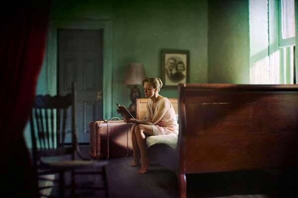 Woman Reading. Ilustración de Richard Tuschman