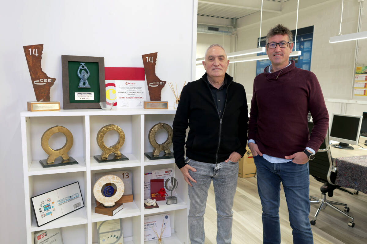 Joaquín Luque y Alejandro Martín, junto a los numerosos reconocimientos recibidos, como los Premios Alfa. (Foto: Antonio Pradas)