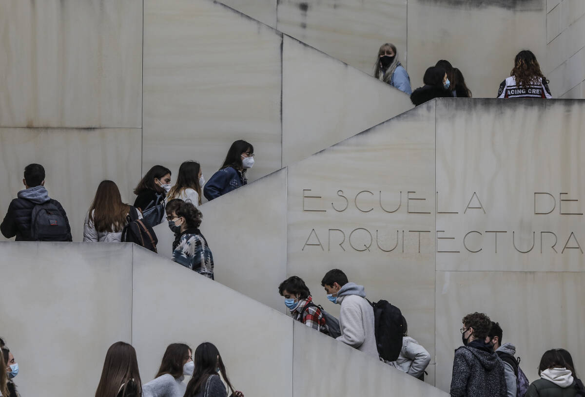 Varios estudiantes acuden a clases en una facultad de la Universitat Politècnica de València. Foto: ROBER SOLSONA/EP 