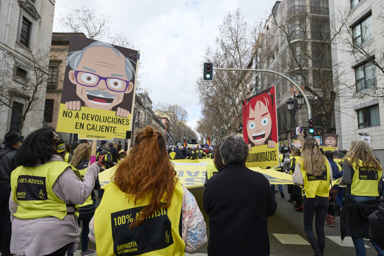 Personas portan una banderola amarilla gigante de Amnistía Internacional en Madrid. Foto: JESÚS HELLÍN/EP