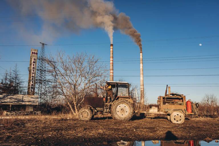 Un trabajador de la planta de energía térmica de Kurajovo se asoma desde un tractor de la empresa DTEK. Foto: Diego Herrera (EP)