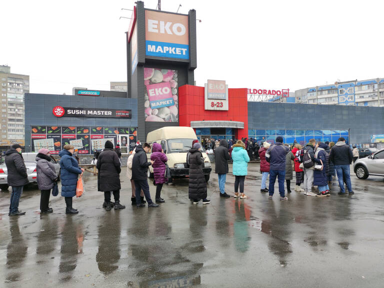 Decenas de personas forman una cola frente a un supermercado en Kiev. Foto: Ukrinform/DPA