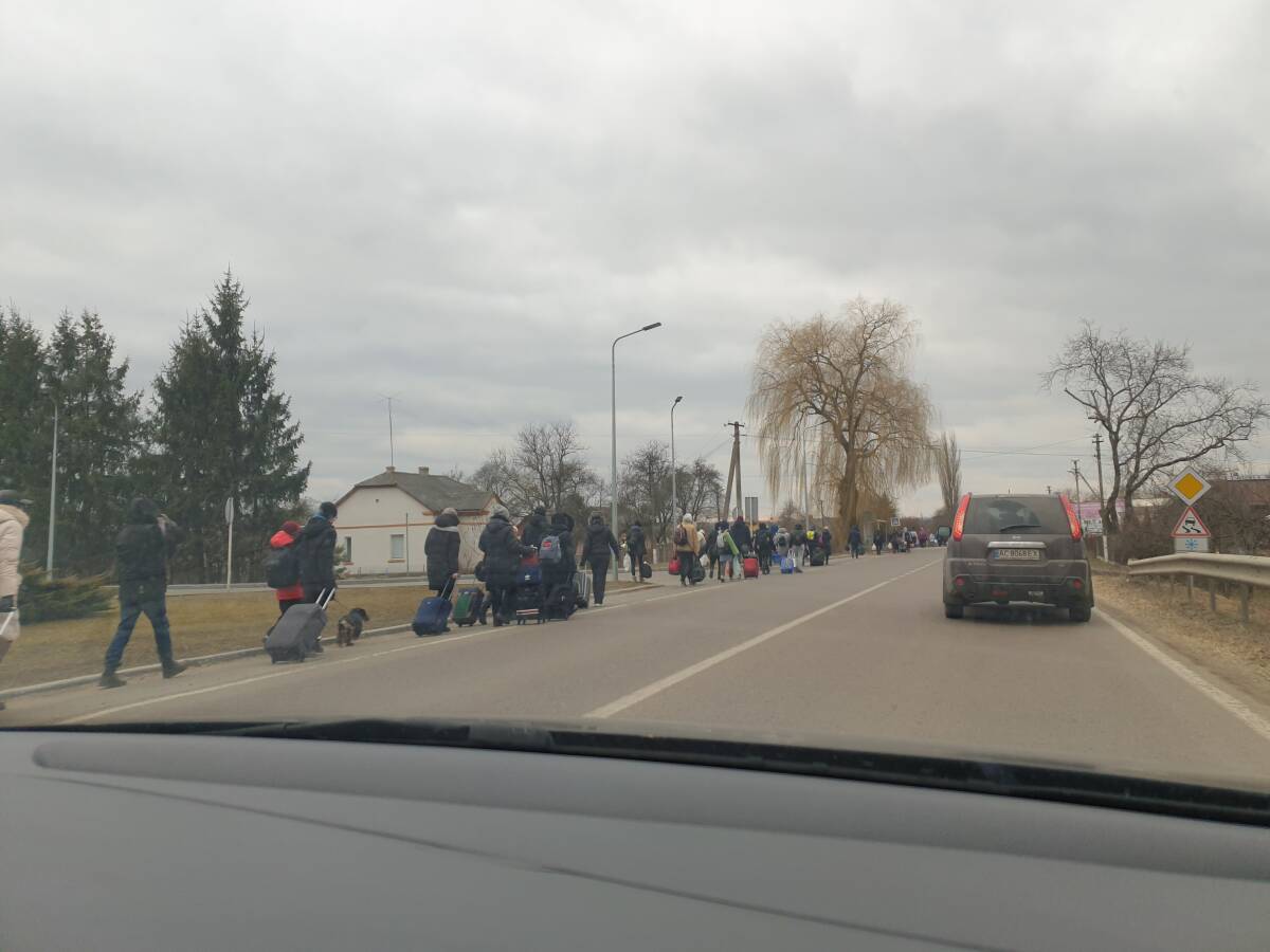 Decenas de personas huyen de Ucrania dirección Polonia