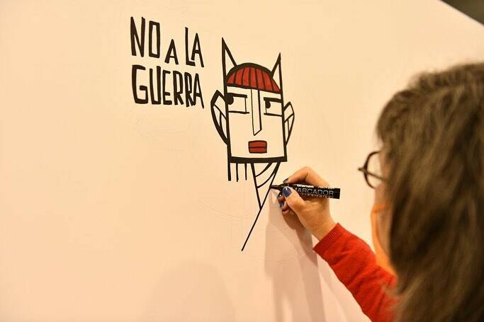Cristina Durán participando en el mural (Foto: SALÓN DEL CÓMIC)