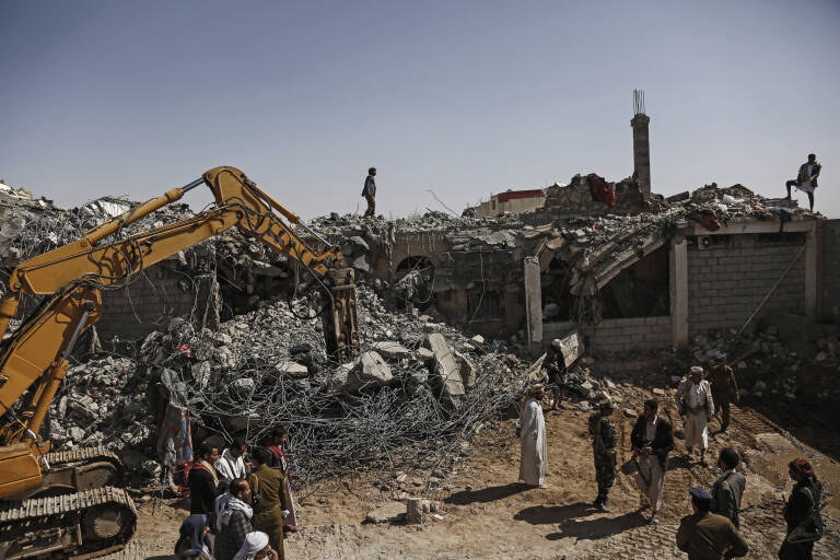 El pueblo yemení inspecciona los escombros de una prisión después de ser destruida. Foto: HANI AL-ANSI / DPA