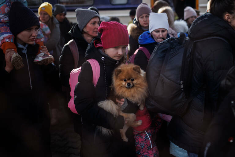  Personas a su llegada de Ucrania en la estación de tren de Przemysl. Foto: ALEJANDRO MARTÍNEZ VÉLEZ/EP