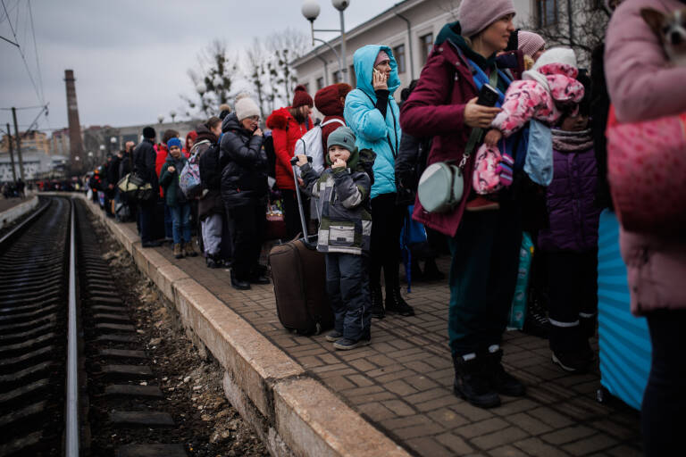 Varias personas esperan en un andén de Ucrania, a 4 de marzo. Foto: ALEJANDRO MARTÍNEZ VÉLEZ/EP
