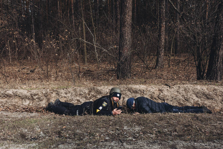 Un policía y un civil se protegen de los bombardeos Foto EUROPA PRESS / DIEGO HERRERA   