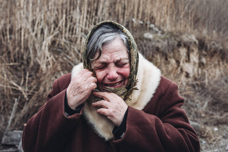 Una mujer llora tratando de salir de Irpin ante los bombardeos Foto EUROPA PRESS / DIEGO HERRERA