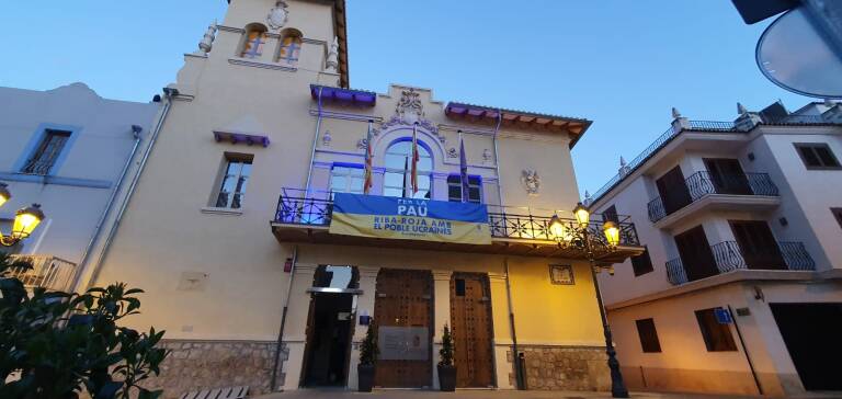 El edificio consistorial de Riba-roja de Túria muestra un cartel por la paz.