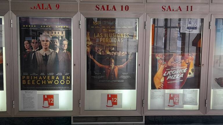 Cartelera de los cines Lys de València, el pasado jueves, que anuncia la película 'Las ilusiones perdidas'. Foto: J.C.