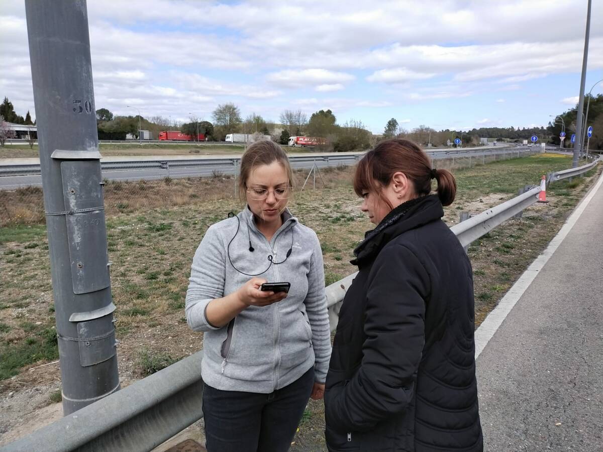 Anastasia (izquierda) hablando con Svetlana (derecha) hablando en un área de descanso. Foto: VP
