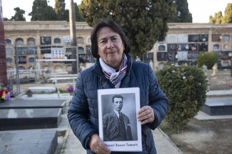 Carmen Sanchis Bauset con la foto de su abuelo. Foto: EVA MÁÑEZ