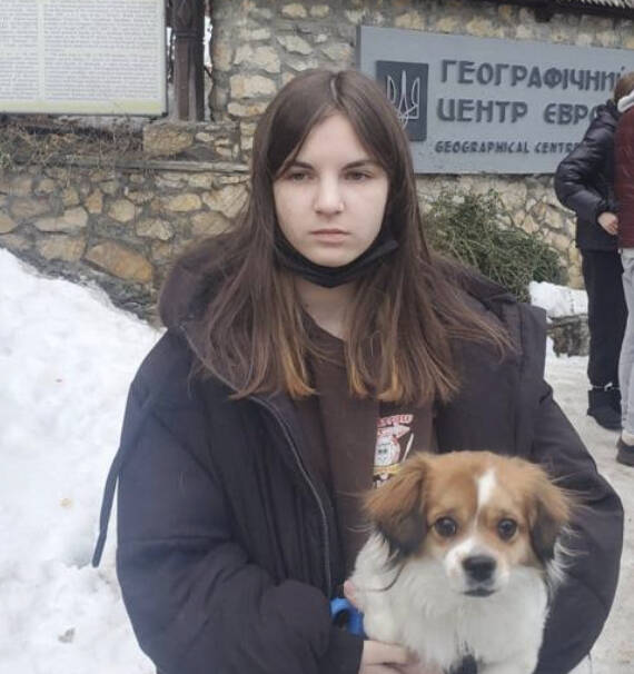Una de las jóvenes evacuadas con su mascota. Foto: '15 Amigos'