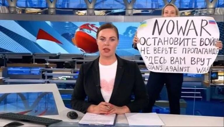 La productora Marina Oysyannikova protesta contra la guerra en el Canal 1 de la televisión rusa. Foto: EP