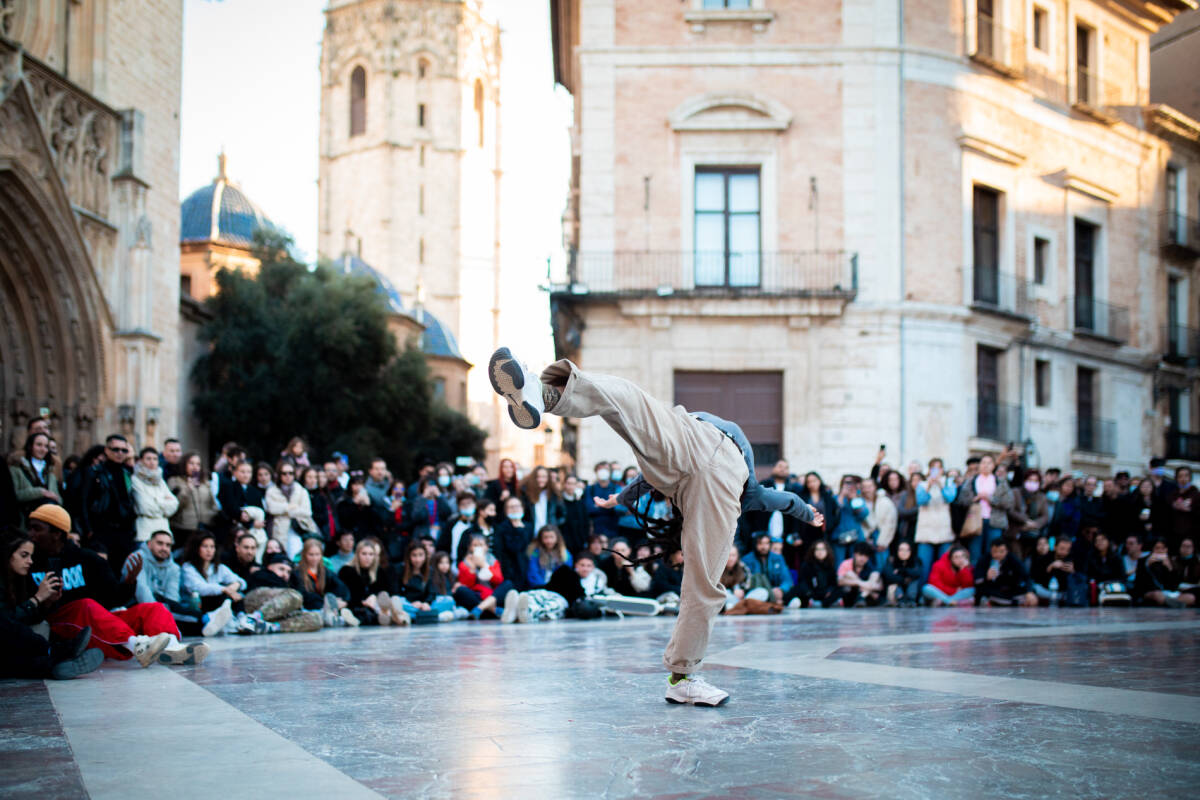 Baile urbano en la Plaza de la Virgen con Dansa València (Foto: ESTRELLA JOVER)