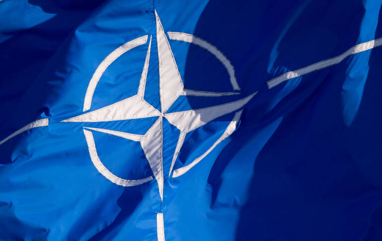 Bandera de la OTAN. Foto: DANIEL NAUPOLD/DPA