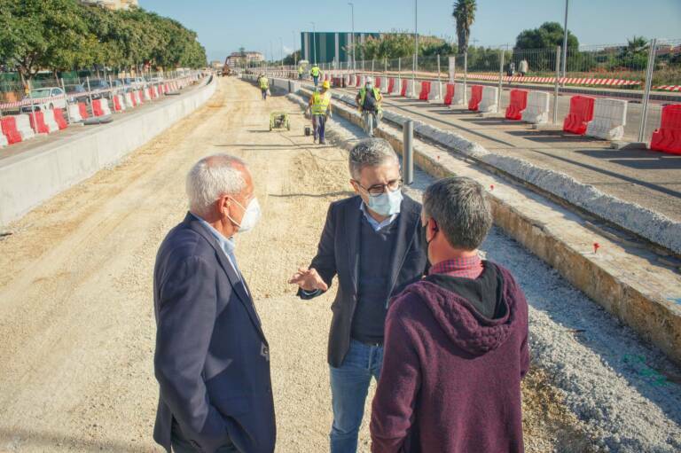 El conseller de Obras Públicas, Arcadi España, en una visita a las obras de la L9 en Dénia. Foto: GVA