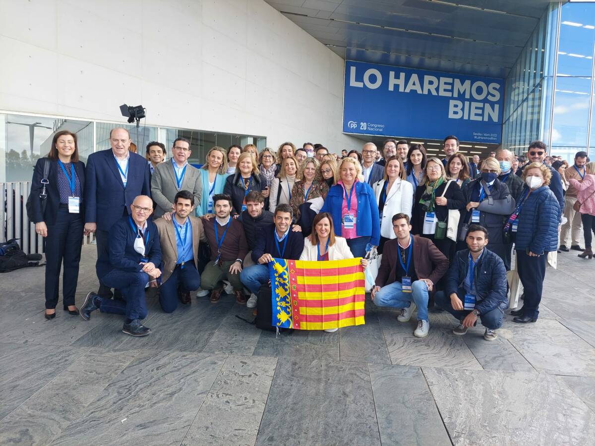 Parte de la delegación valenciana con Catalá y Mazón con la senyera. Foto: PPCV