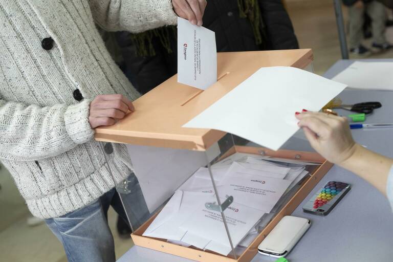 Votante en una jornada electoral. Foto: AYUNTAMIENTO DE ZARAGOZA 