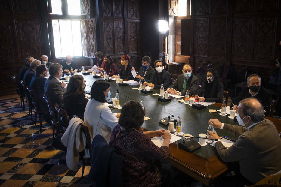 Reunión de la Comisión Mixta Consell-Corts sobre financiación autonómica. Foto: EVA MÁÑEZ