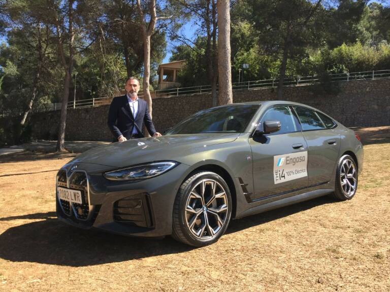 Foto: unto al nuevo BMW i4, José López (Jefe de ventas de Engasa)