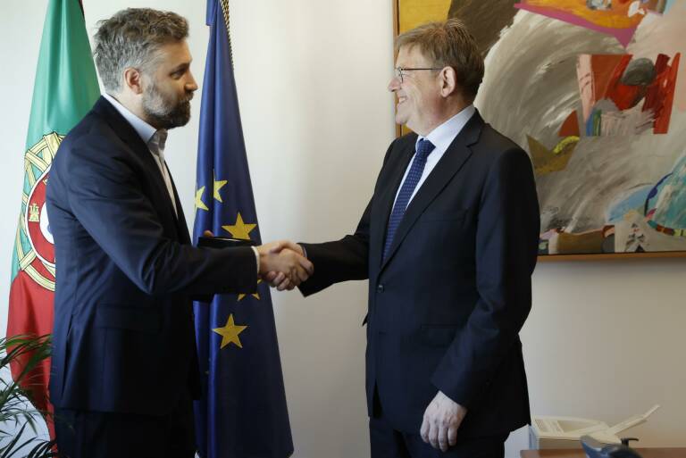 Ximo Puig y el ministro de Infraestructuras y Vivienda de Portugal, Pedro Nuno Santos. Foto:EFE/Juan Carlos Cárdenas 