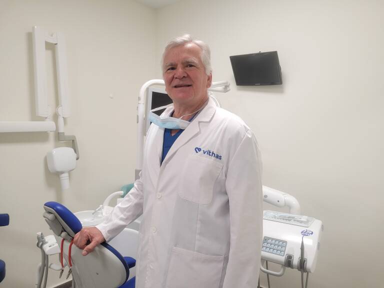 El doctor Javier Carbonell es el responsable de la unidad dental Vithas Valencia Consuelo.