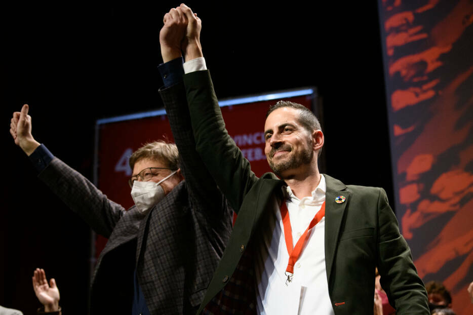 Puig levanta la mano de Bielsa en el congreso provincial del PSPV. Foto: EDUARDO MANZANA