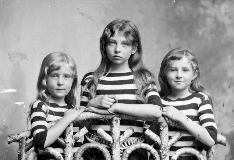 Sigrid Undset, amb 12 anys, enmig, junt a ses germanes