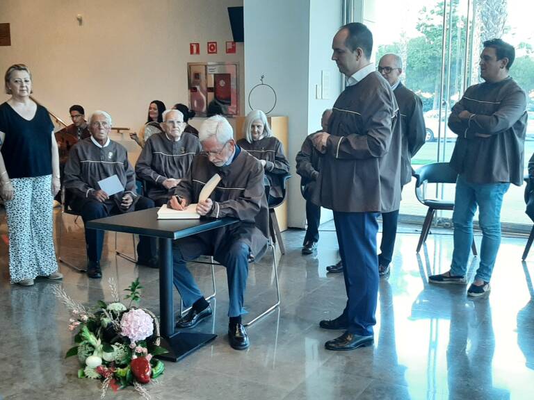 Joan Lerma firmando el libro de honor de Aldaia junto a su alcalde, Guillermo Luján. Foto: VP