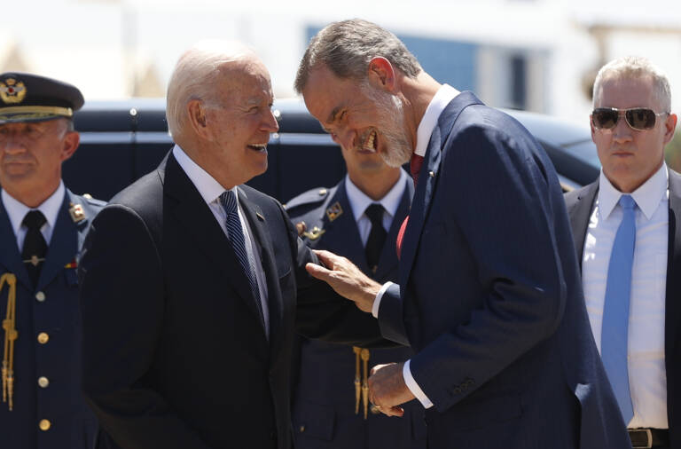 El rey Felipe VI (d) recibe al presidente de Estados Unidos, Joe Biden (i). Foto: EFE/J.J. GUILLÉN POOL