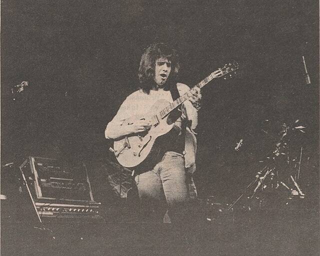 Pat Metheny tocando su guitarra en el año 1981, en una fotografía escaneada de 'The Cronicle', el periódico escolar de Duke University  