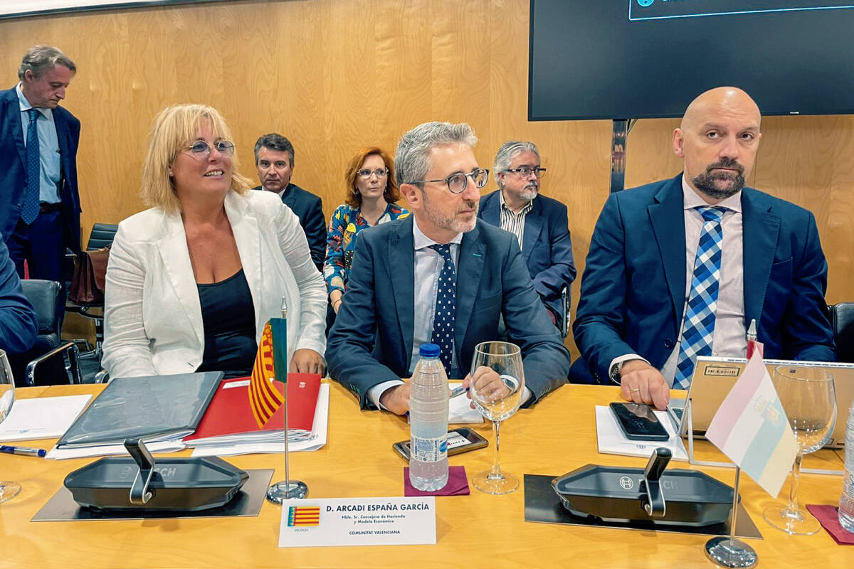 Foto: GVAArcadi España, conseller de Hacienda, y la secretaria autonómica María José Mira, en el CPFF. Foto: GVA