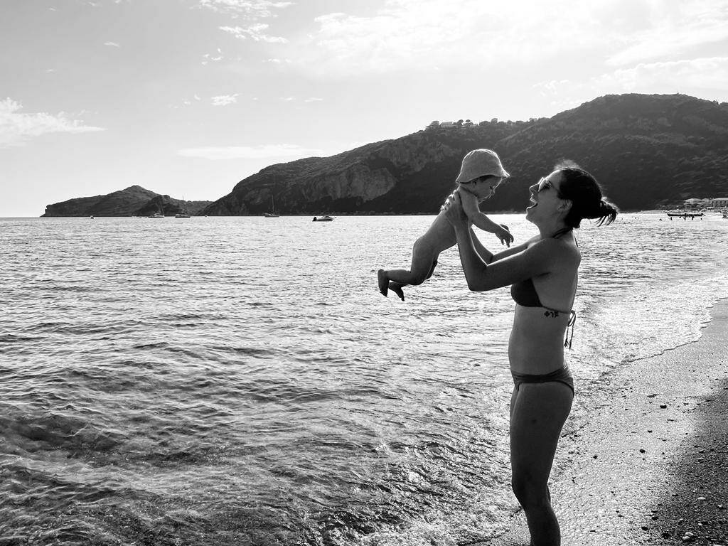 Aitana Mas en la playa con su hijo que cumple un año este verano