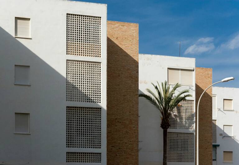L'edifici combina la barata rajola caravista, amb gelosies per protegir-se del sol i façanes blanques. Foto: Docomomo