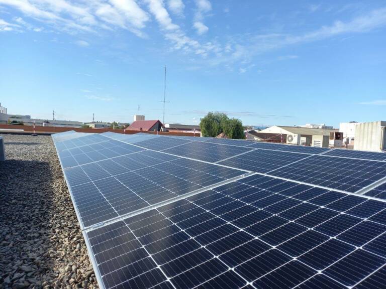 Imagen de las instalaciones fotovoltaicas de la CEL Fuente del Jarro.