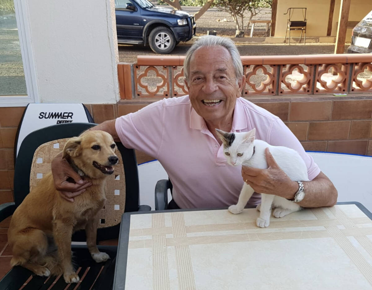 Sele Villanueva con gato y perro en una estampa veraniega