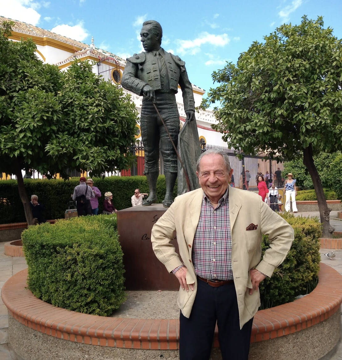 Sele Villanueva, gran aficionado a los toros, delante de la escultura de Curro Romero 