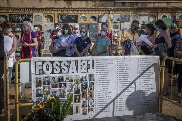 Cartel de la fosa 21 con los nombres de las víctimas. Foto: EVA MÁÑEZ