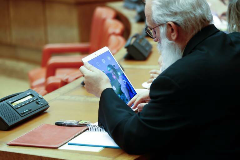 El diputado del PSOE Agustín Zamarrón consulta su tablet en una comparencia. Foto: Óscar J.Barroso/EP