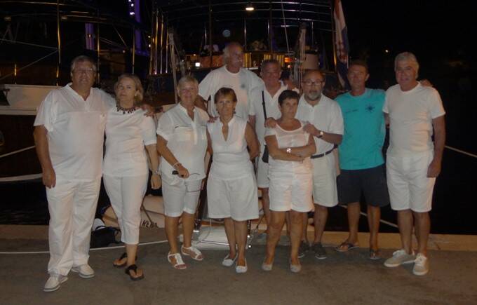 Manuel junto a su mujer y un grupo de amigos en el puerto de Croacia