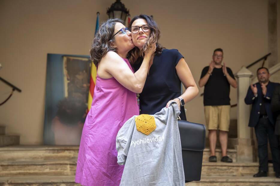 Mónica Oltra y Aitana Mas en el traspaso de cartera. Foto: MARGA FERRER