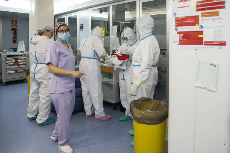 Personal sanitario en un hospital de Valencia. Foto: EVA MÁÑEZ