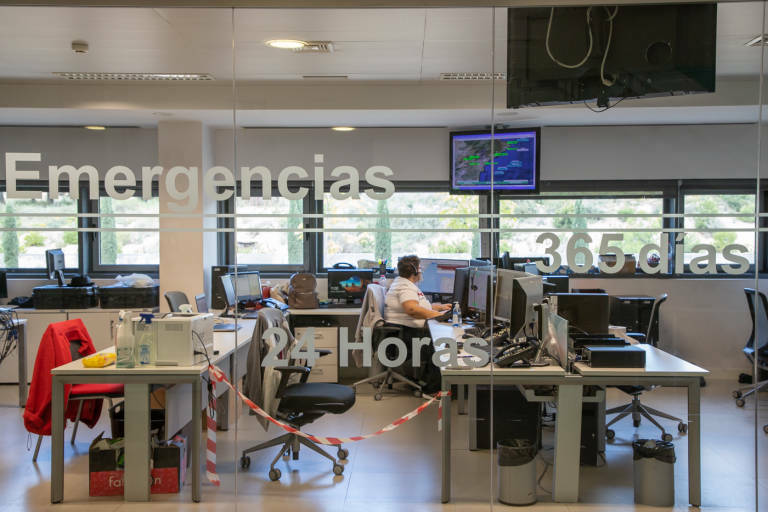 Sala de control de Teleasistencia de Cruz Roja en Alicante. Foto PEPE OLIVARES/CRUZ ROJA