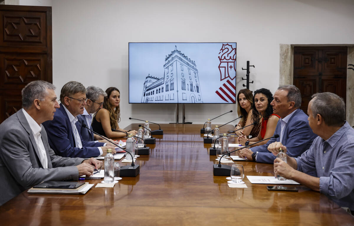 El 'president' de la Generalitat, Ximo Puig, preside la reunión con agentes sociales en el Palau de la Generalitat. Foto: GVA.