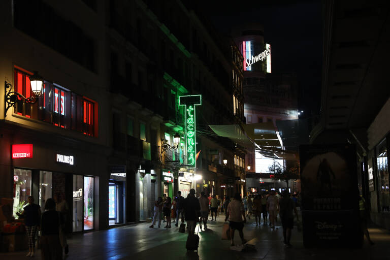 Varias personas caminan por una calle, a 2 de agosto de 2022, en Madrid. Foto: ISABEL INFANTES/EP